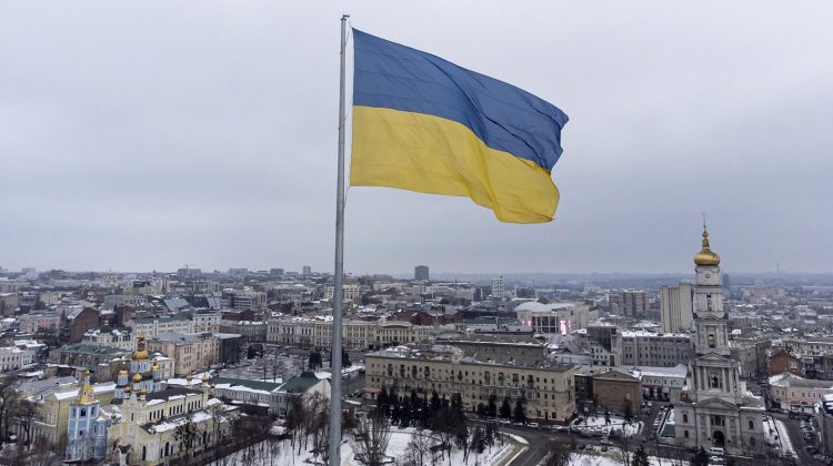 mai multe cladiri peste care flutura steagul ucrainei